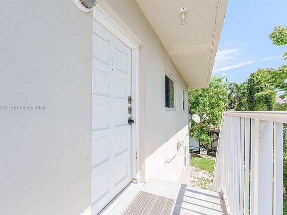 3rd image of 621 SW 15th Ave APT 1
