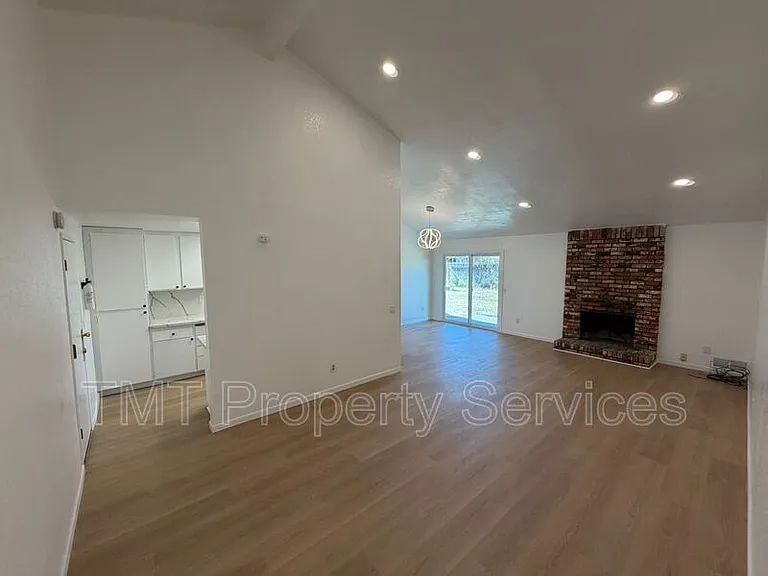 8583 Fairlawn Ct — Photo 11