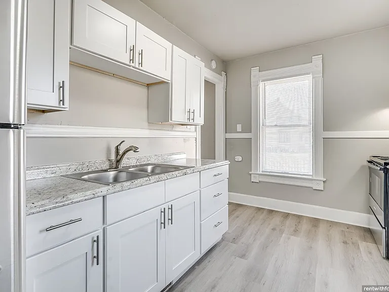 803 N. Broadway — Photo 2
