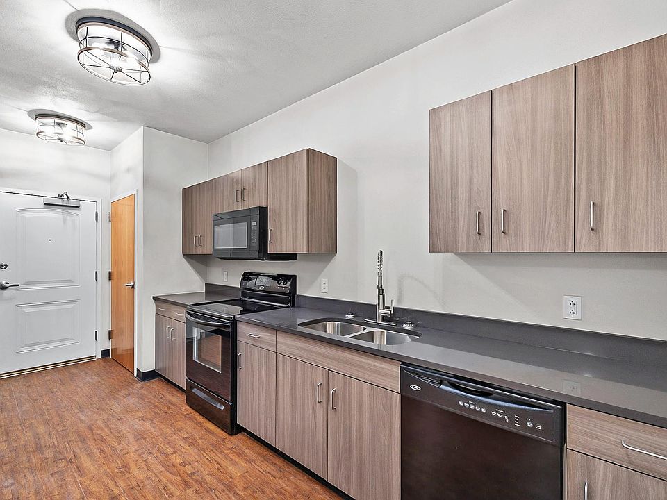 ...and a kitchen with brand new quartz countertops.