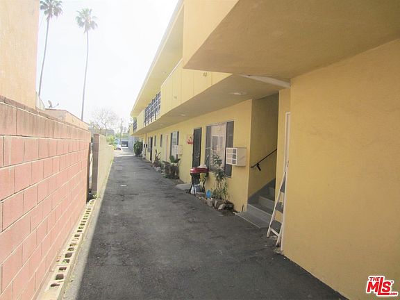 3rd image of 955 N Oxford Ave