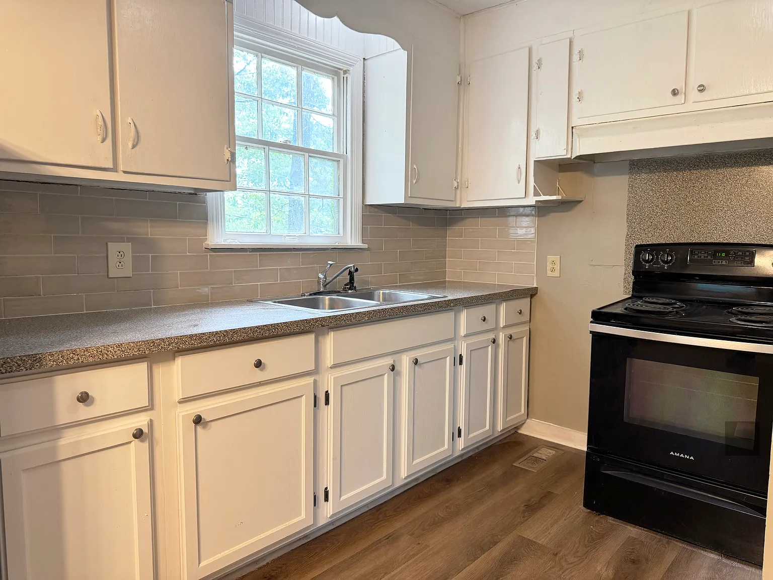 1813 Princeton Dr — Photo 2