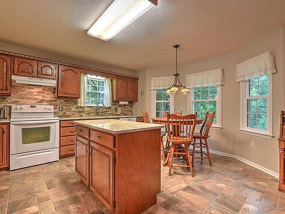 3rd image of 409 Rosewood Ln