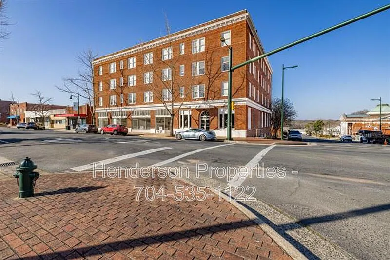 1 bed, 1.0 bath, 804 sqft, $1,800 — Photo 1