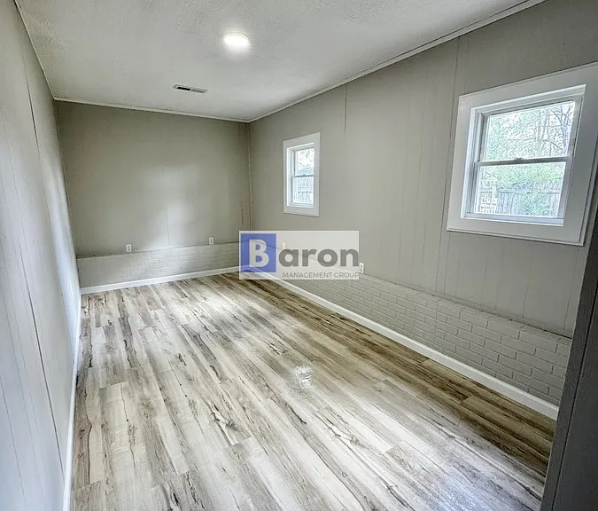 2923 Smalley Ave — Photo 5