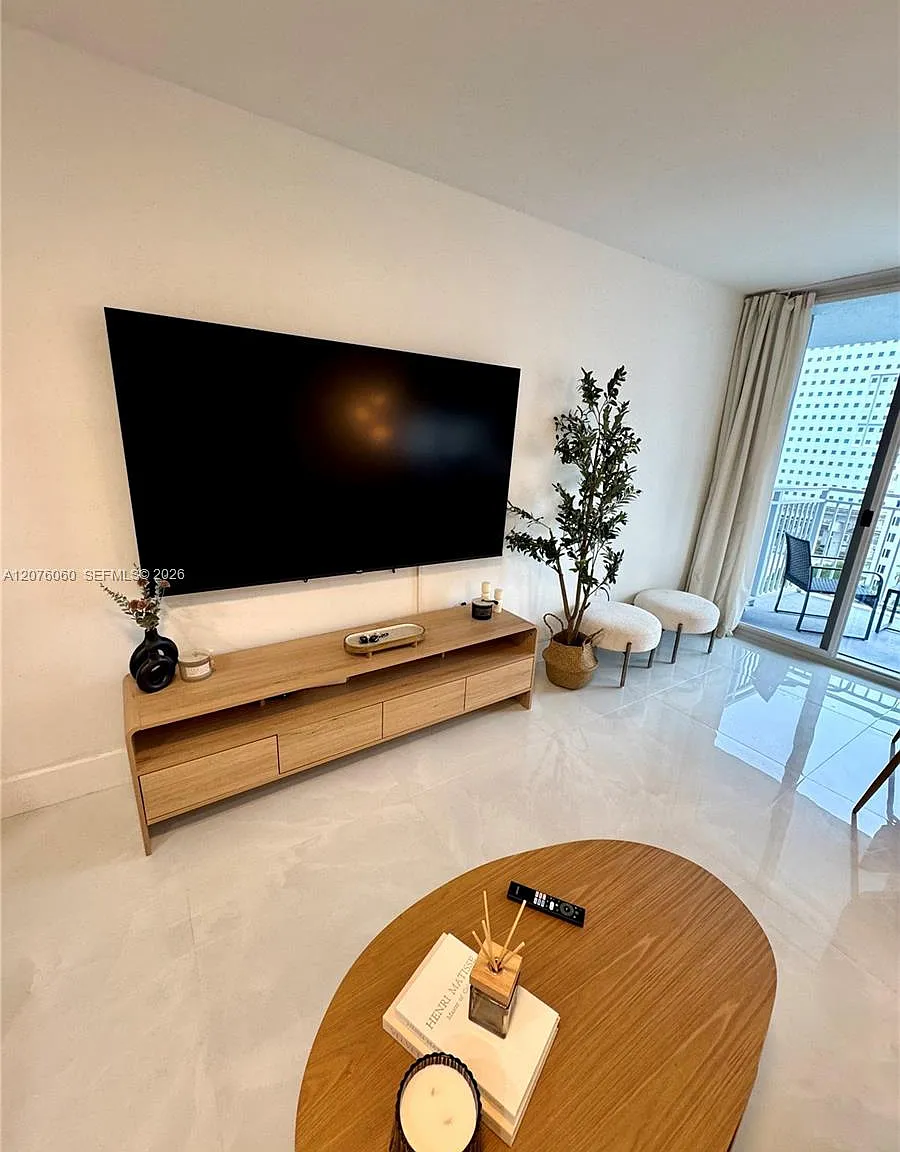 Madison Downtown Condo — Photo 3