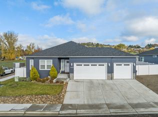 1723 Luxor Ln, Medford, OR 97504