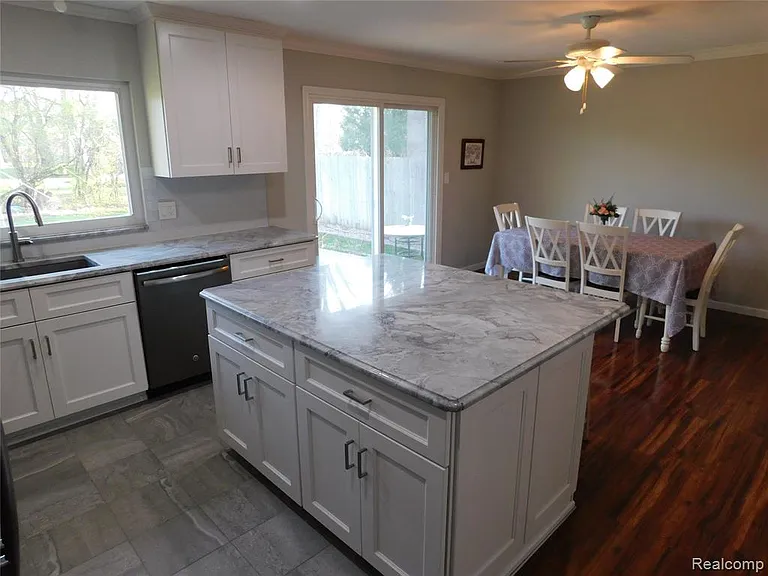 2759 Winter Dr — Photo 3