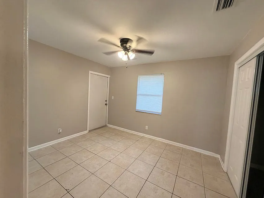 3 bed, 962 sqft, $2,300 — Photo 4