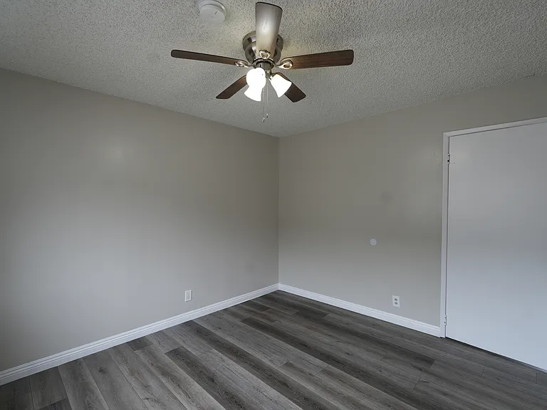 457 W Sepulveda St — Photo 27