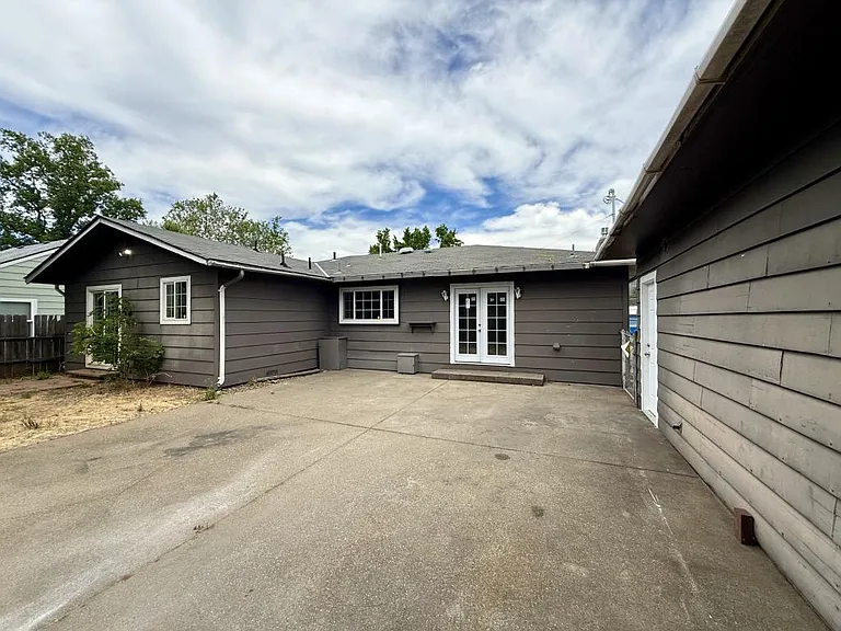 733 NE Wharton Dr — Photo 12