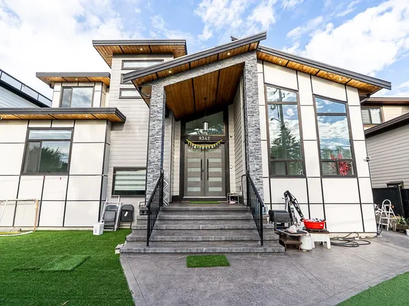9342 156th St, Surrey, BC V3R 4L2