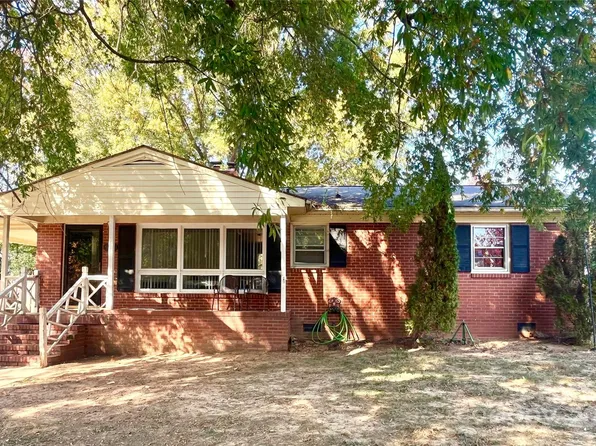 907 Honeysuckle Ln, Albemarle, NC 28001