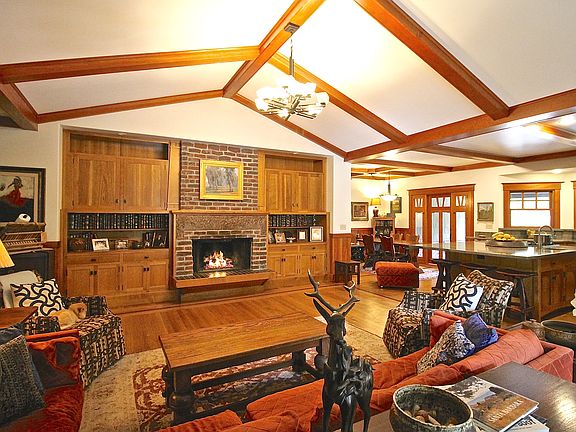 Vaulted ceilings / fireplace