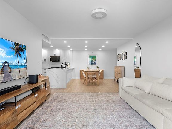 4th image of 1621 Collins Ave #Penthouse 1002