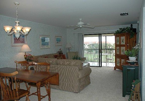 Living/Dining Areas offer Golf Course Views