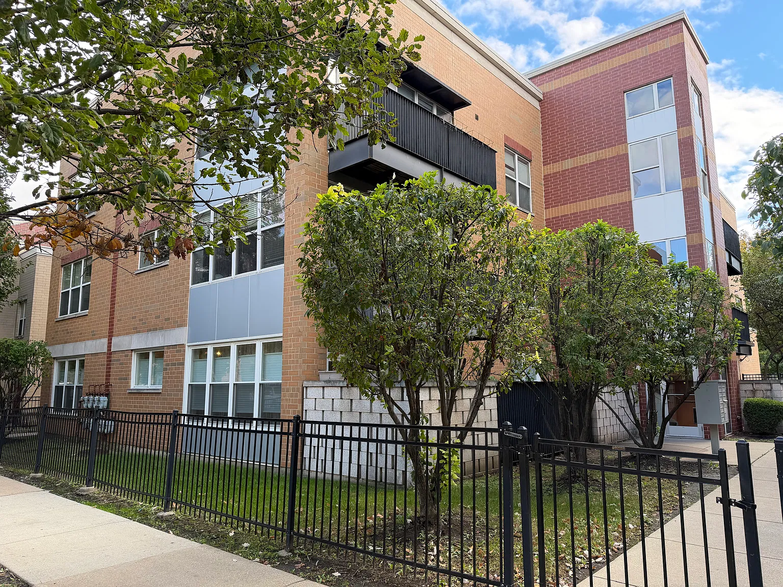 2 bed, 1100 sqft, $2,200 — Photo 1