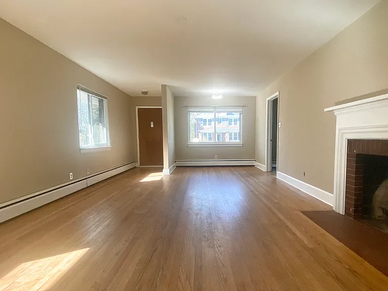 1011 Green St — Photo 3