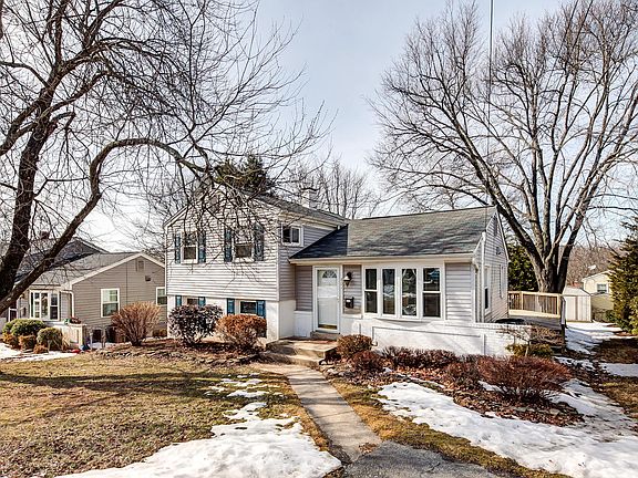 3rd image of 804 Lyon Pl