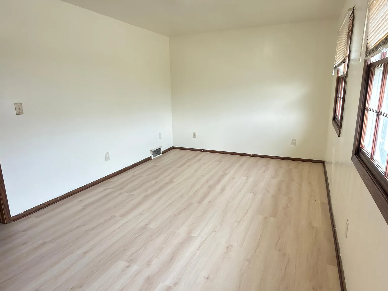 3 bed, 1.5 bath, 2537 sqft, $1,800 — Photo 4