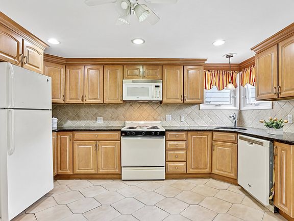 2nd image of 18 Patterson St