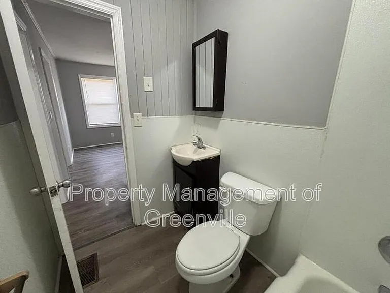 326 Loop St #E — Photo 13