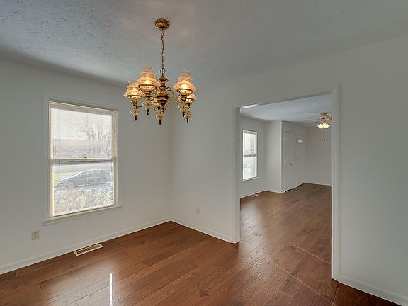 3rd image of 1042 Tamworth Ln