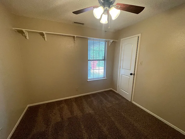821 Loganwood Dr — Photo 10