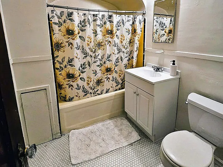 Barbara Worth bathroom
