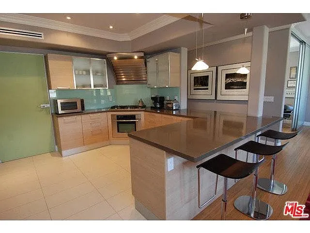 Kitchen - 8121 Norton Ave #100