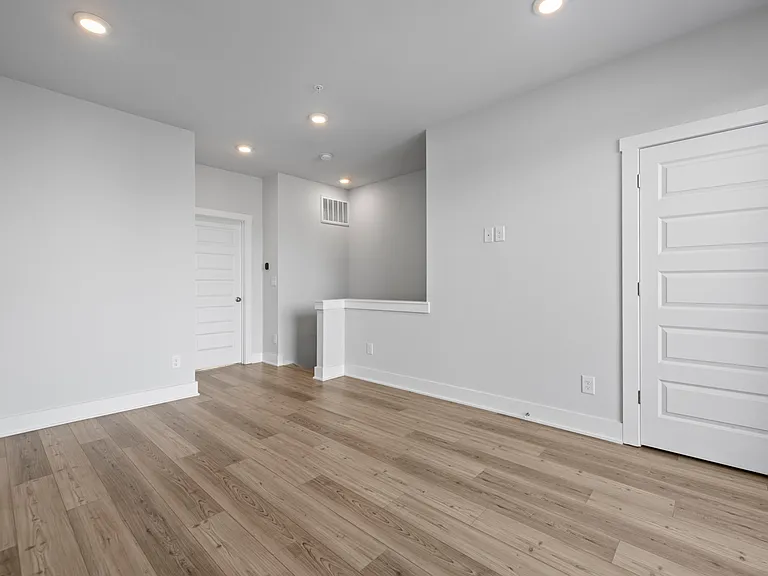 539 W Tremont Ave — Photo 34