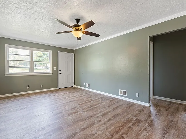 4655 Curtis Ave — Photo 5