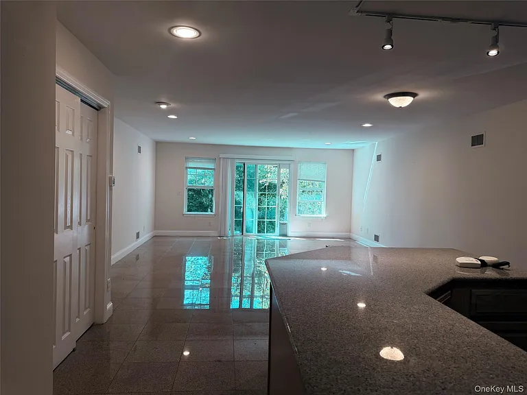 12 Yennicock Ave — Photo 3