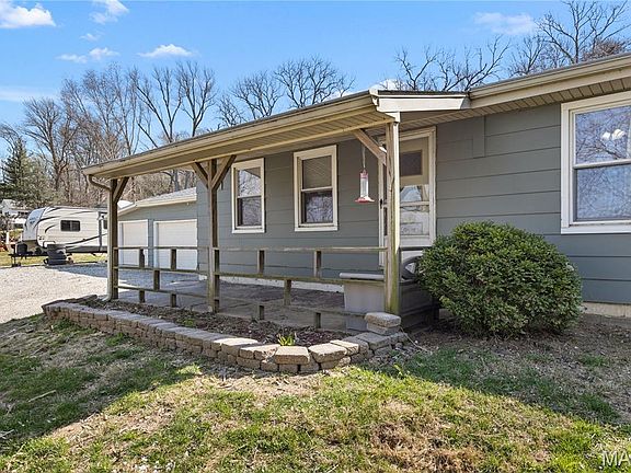 3rd image of 1752 N Bluff Rd