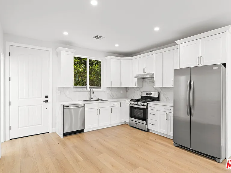 6932 Babcock Ave — Photo 6