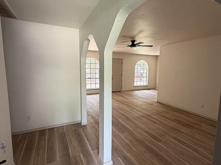 726 Garden Grv — Photo 3