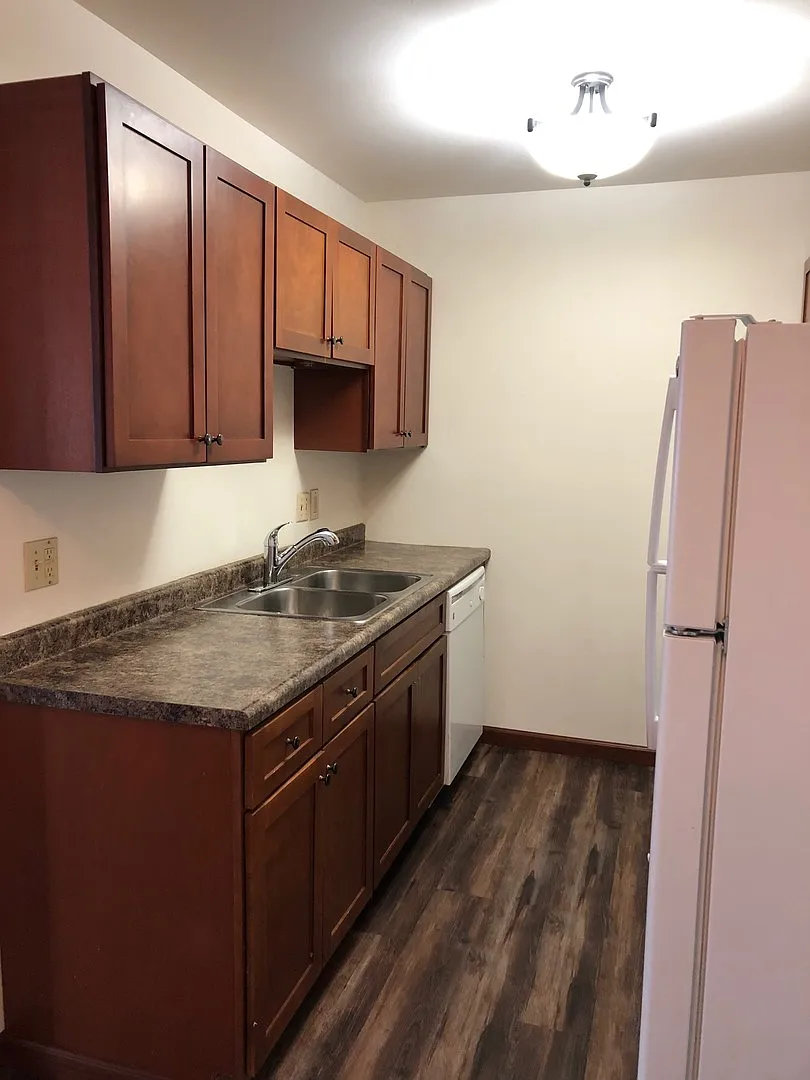 Browns Court Apartments — Photo 2