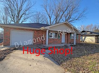 2224 W Village Ln, Springfield, MO 65807