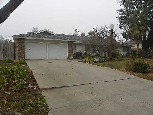 5769 N Pleasant Ave photo 1