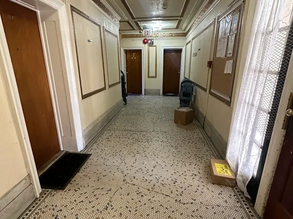 995 Summit Avenue image 8 of 8