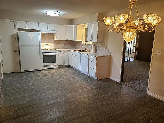 Kitchen & breakfast rm.