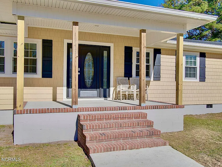 121 Gilbert Curry Dr — Photo 2