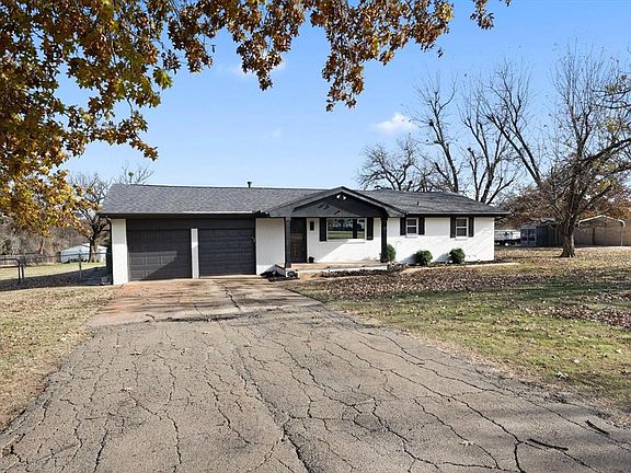 2nd image of 1100 Liveoak Dr