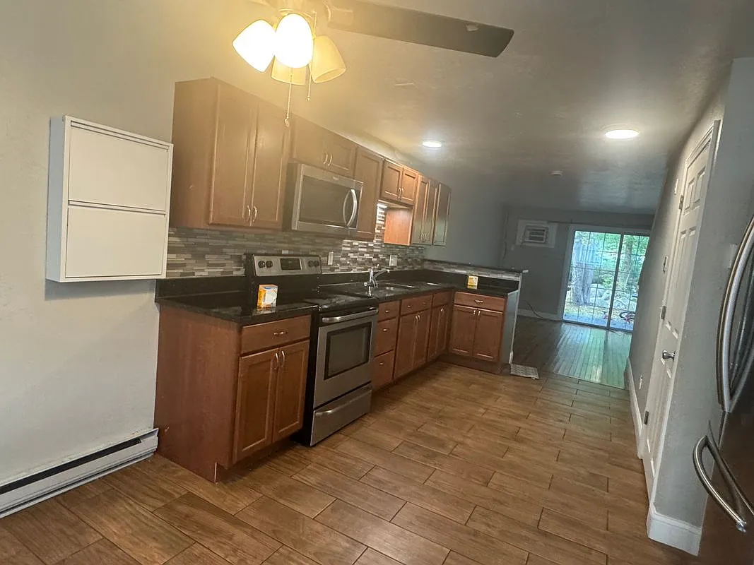 2 bed, 1.0 bath, 923 sqft, $1,850 — Photo 2