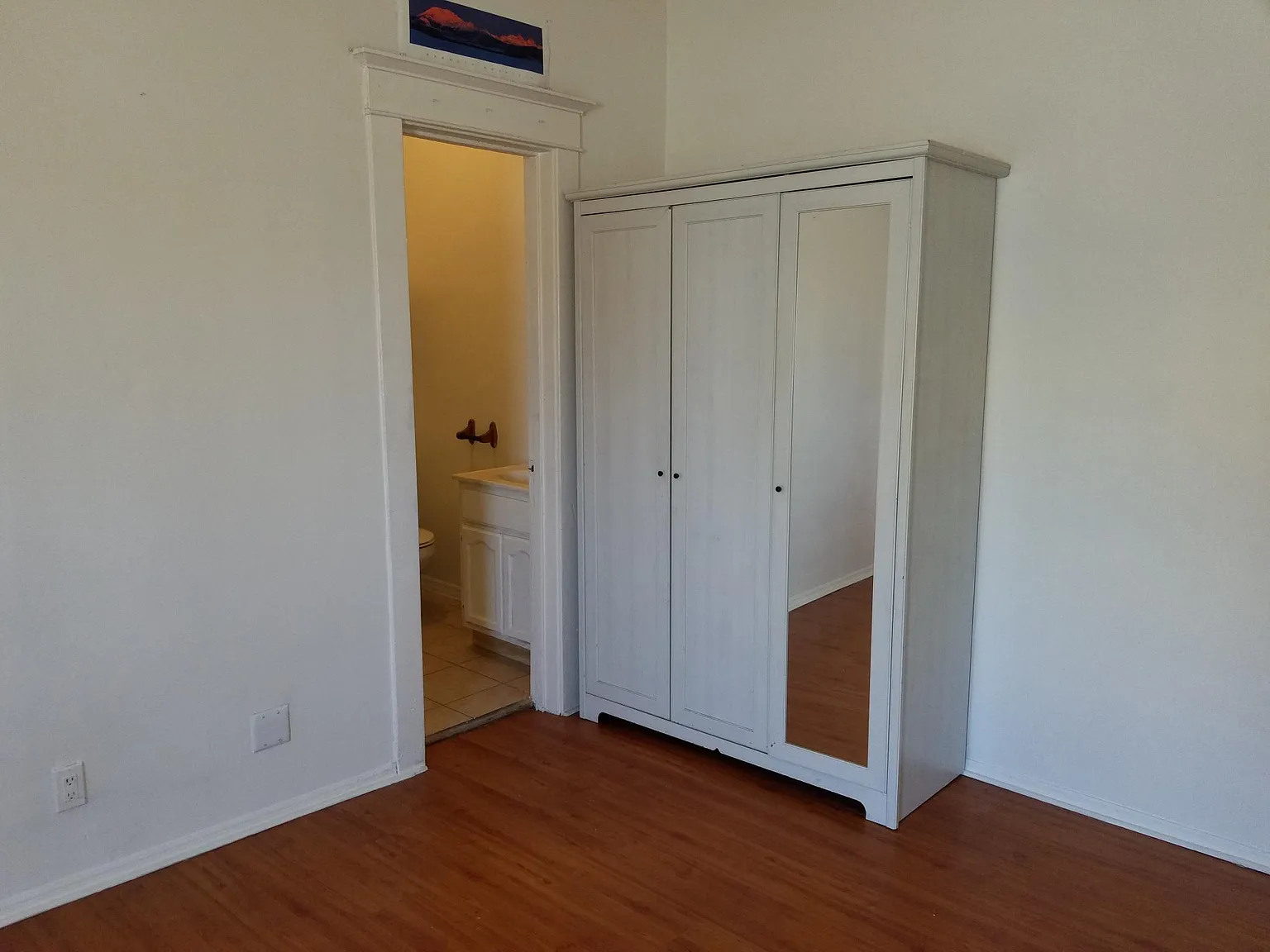 Studio, 300 sqft, $985 — Photo 2