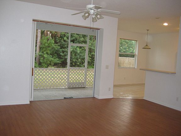 Living room/eating area