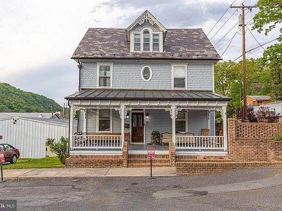2nd image of 151 E Fairfax St