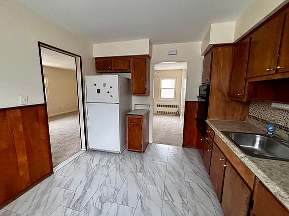 Eat In Kitchen With Gas Stovetop and Wall Oven.