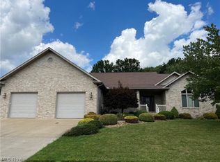 814 Forrest Ridge Dr, Dover, OH 44622