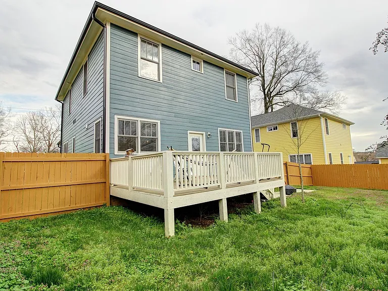 223 Elizabeth St — Photo 28